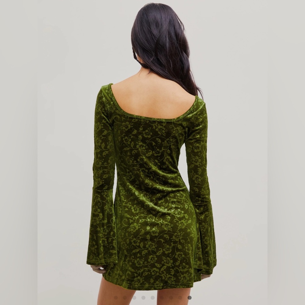 Cider Velvet Sweetheart Twist Floral Bell
Sleeve Mini Dress - Picture 5 of 11